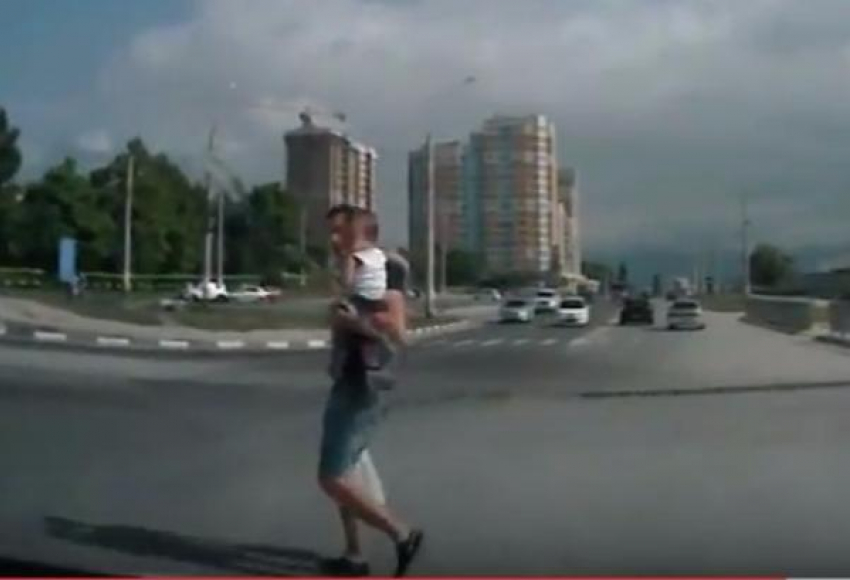 "Яжмать» по-новороссийски: автомобиль едва не задавил пешехода с ребенком 