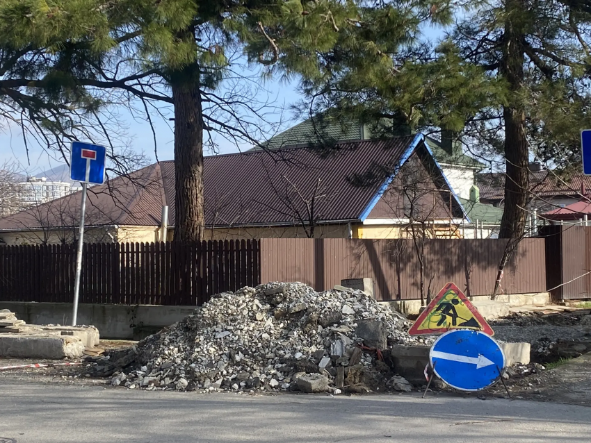 Раскопали, а чинить собираются? Проезд через мост в Новороссийске по-прежнему закрыт