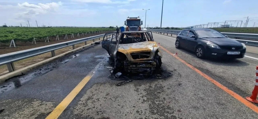В жутком ДТП на трассе Новороссийск –Керчь сгорел автомобиль