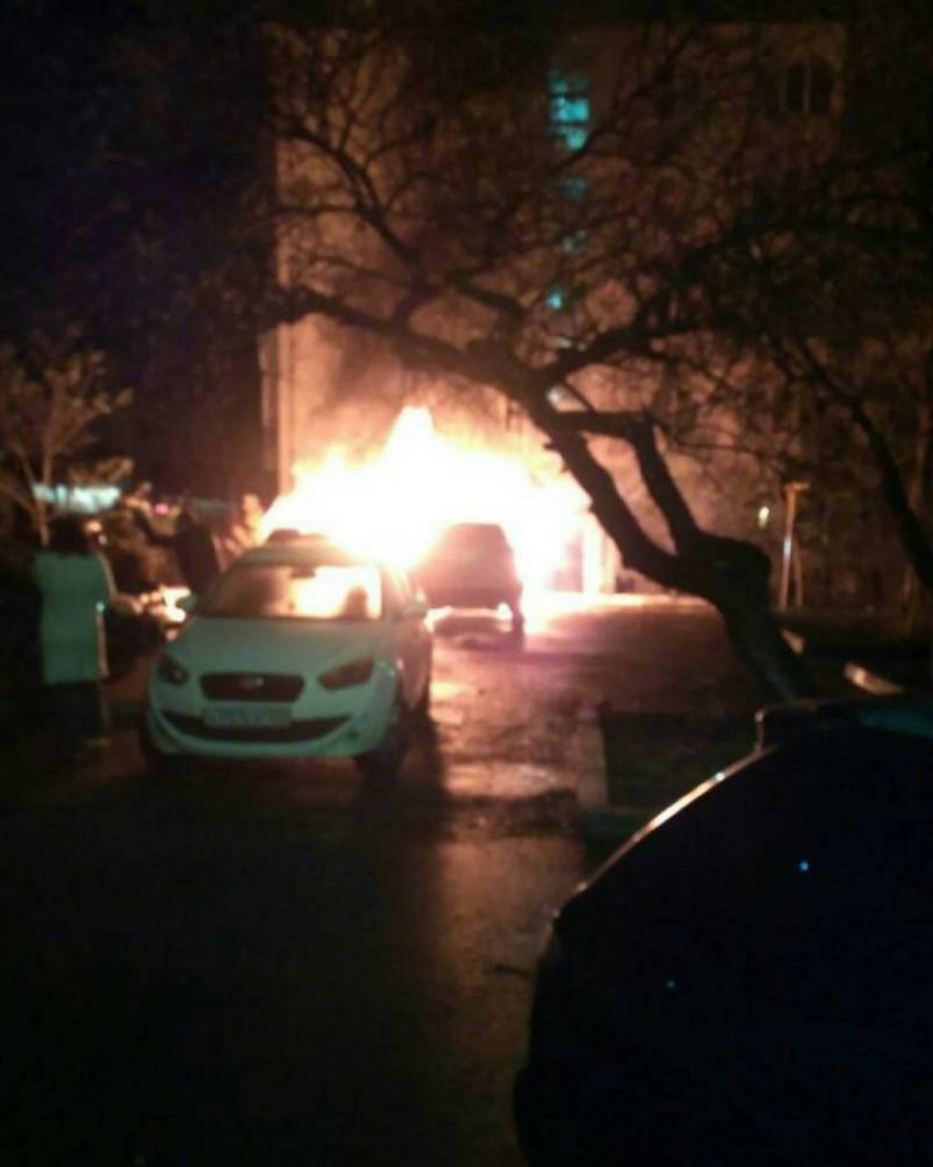 Два автомобиля подожгли ночью в Новороссийске