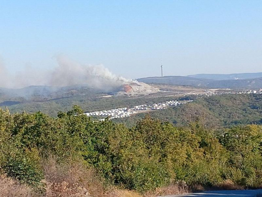 Свалка в Новороссийске горит более двух недель