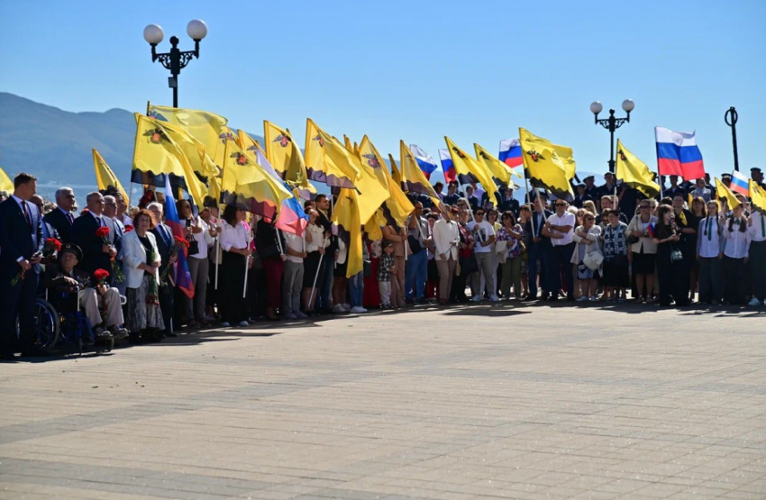 Машины, танцы и молитвы: Новороссийск отмечает 187-летие