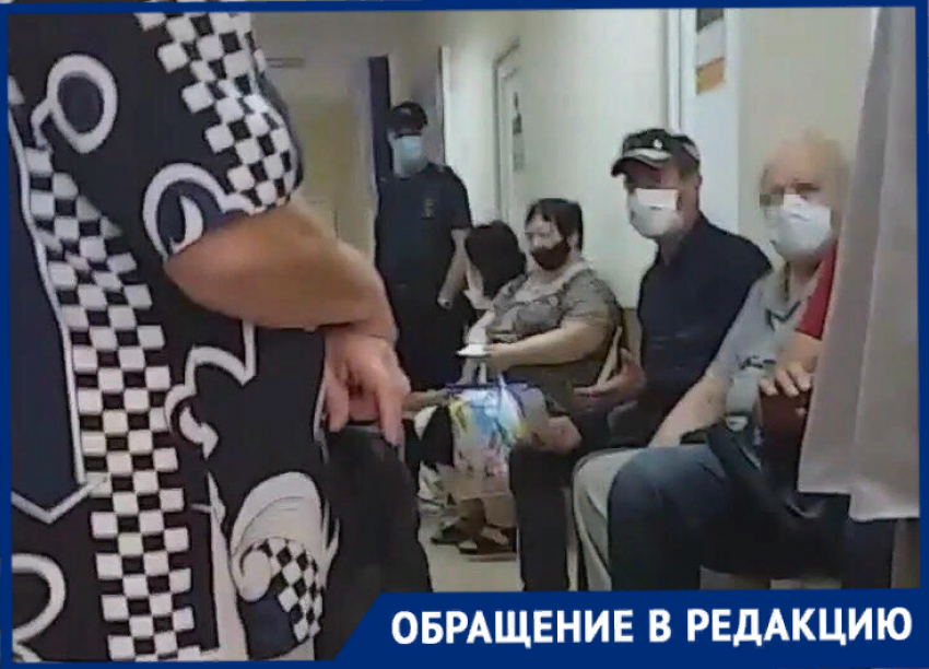 Из-за огромной очереди в одной из поликлиник Новороссийска люди не могут попасть на приём 