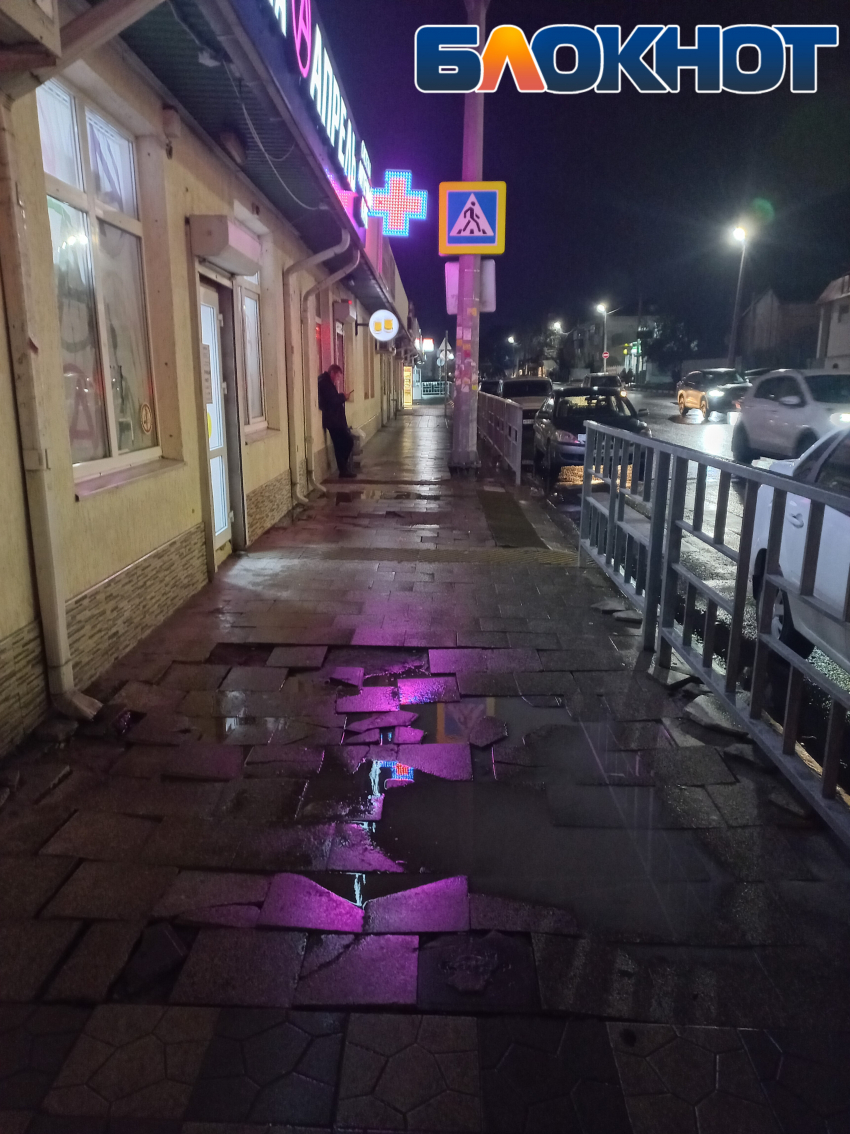 Последствия дождей: тротуарная плитка «заиграла» под ногами новороссийцев