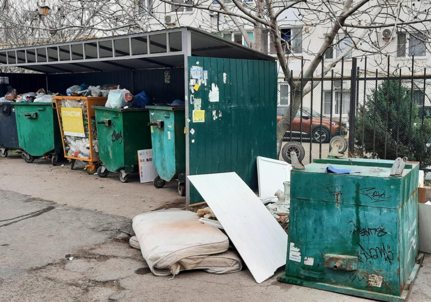  В 14-том микрорайоне Новороссийска забыли вывезти  мусор