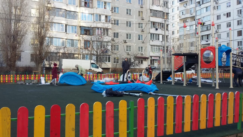 Дедлайны поджимают: по всему Новороссийску экстренно устанавливают детские площадки