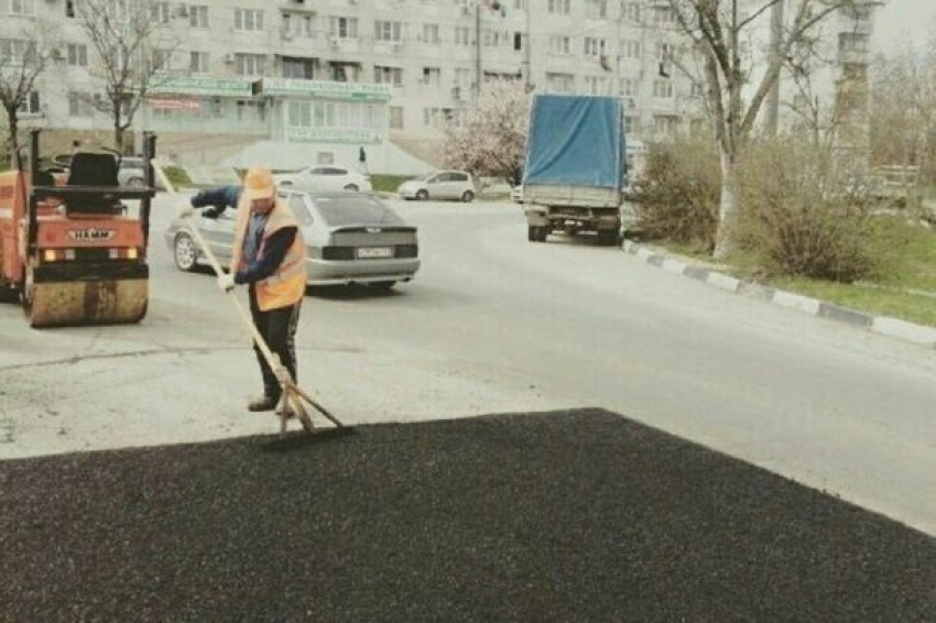 Дорожники приступили к заделыванию дыр на дорогах Новороссийска