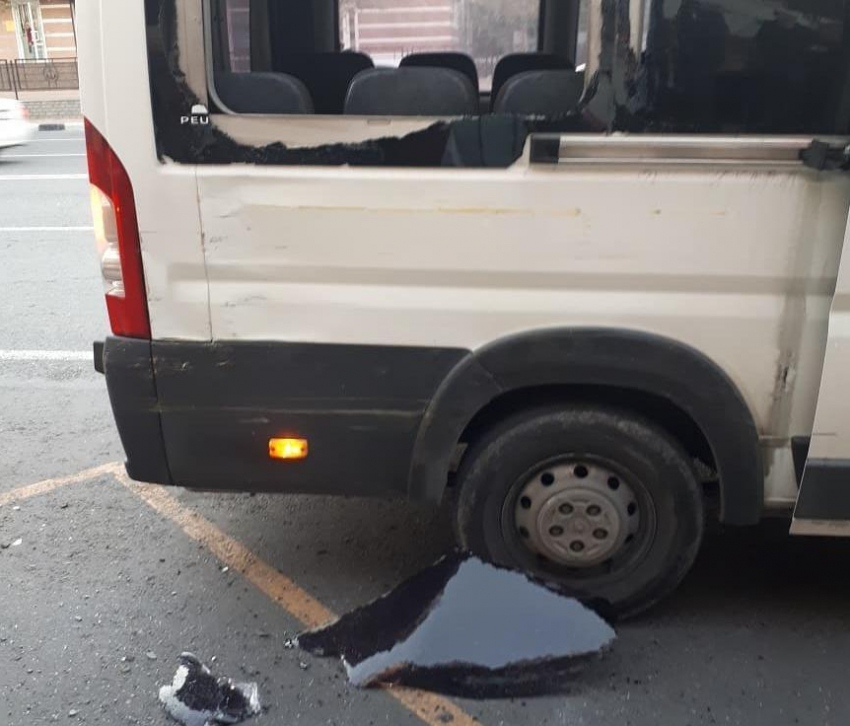 В Новороссийске маршрутка, в битве за пассажиров, протаранила автобус