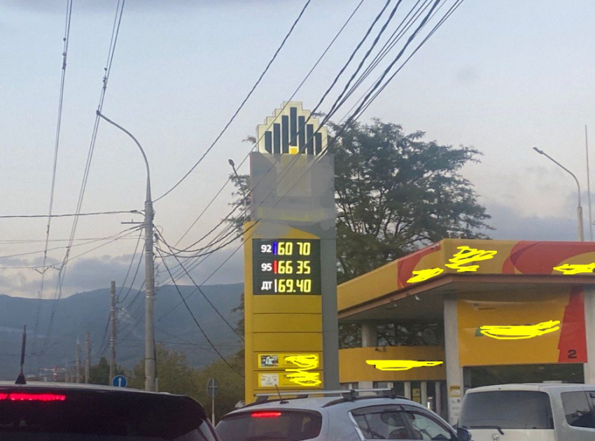 Бензин стал дешевле: сколько стоит сегодня заправиться в Новороссийске