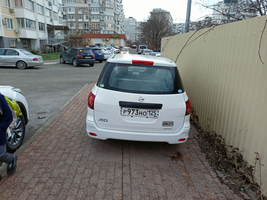 "Паркуюсь, где хочу": возле школы №34 заблокировали тротуар в Новороссийске