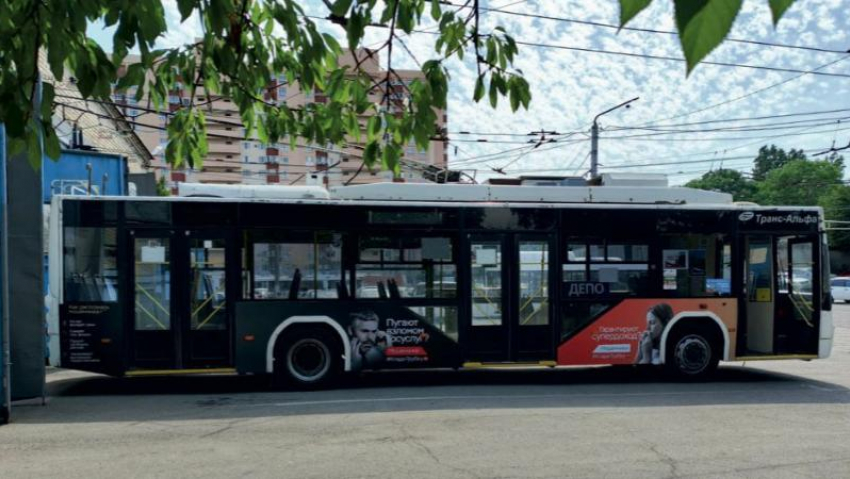 Раньше писали на заборах, а теперь на автобусах: администрация Новороссийска выбрала новый способ коммуникации с населением