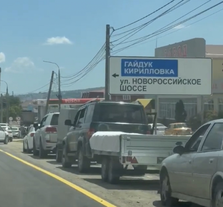 С бензином беда: в Новороссийске километровые очереди к АЗС, машины врезаются