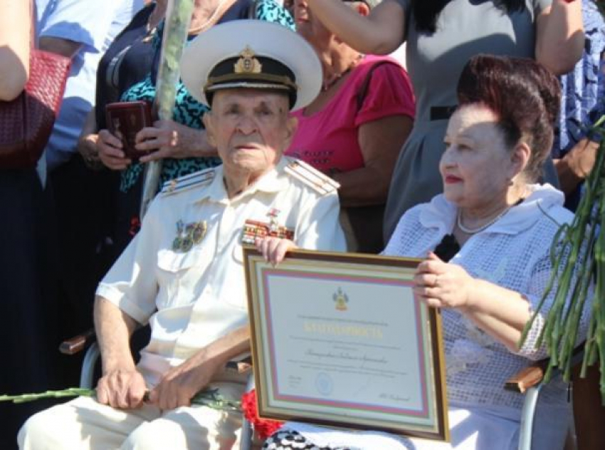 Вручение медалей, парад первоклассников и первокурсников - Новороссийск отмечает день рождения