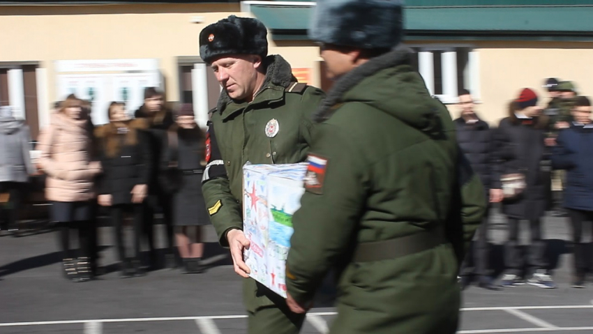 Школьники из Новороссийска передали защитникам подарок