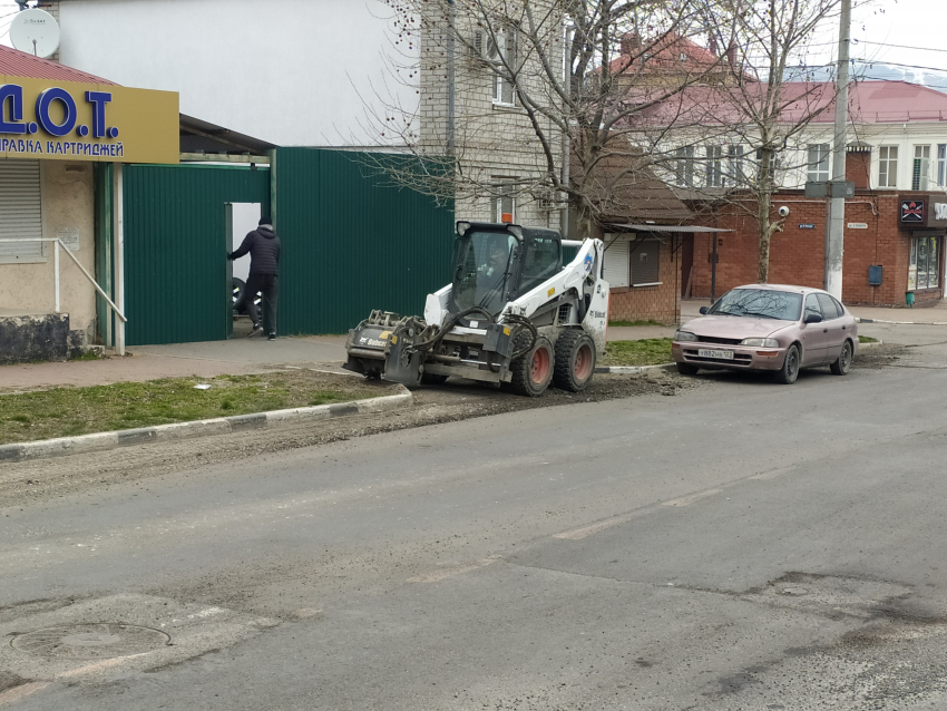 В Новороссийске продолжаются дорожные работы: куда лучше не ехать, чтобы не попасть в пробку