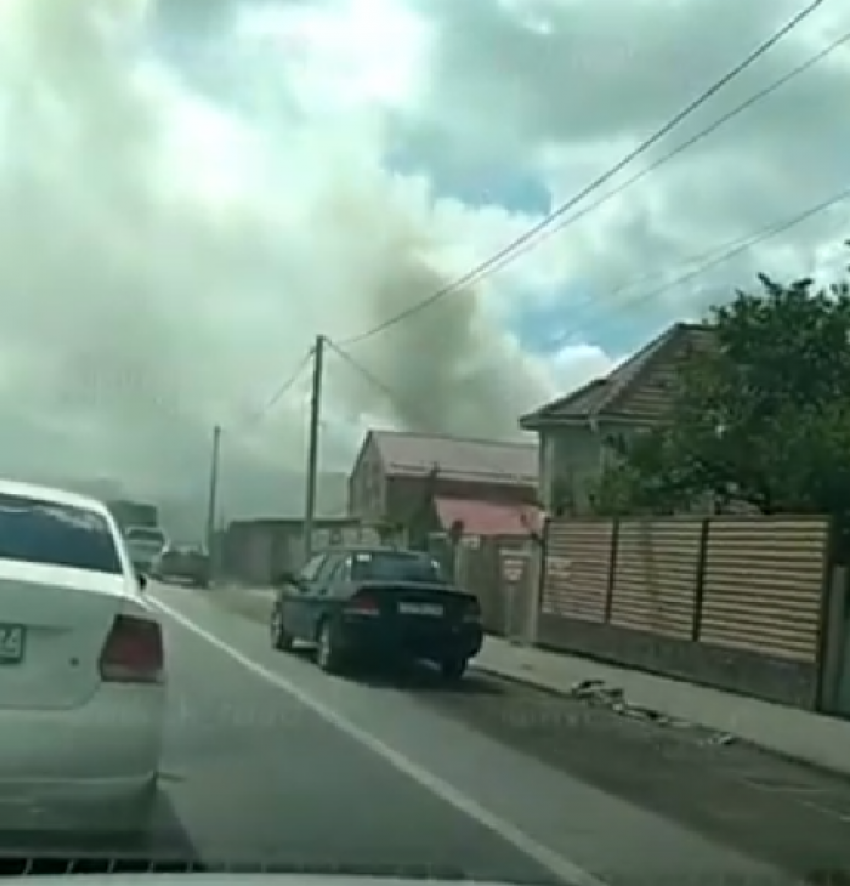 Прямо сейчас в районе Кирилловки полыхает жилой дом 