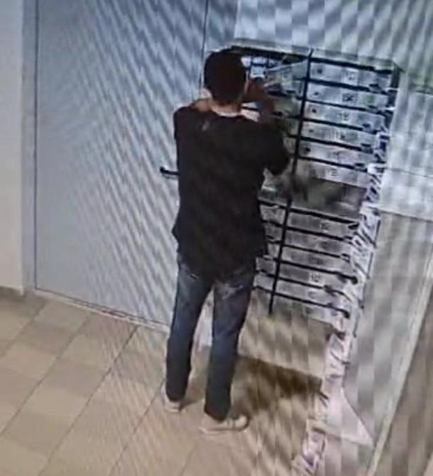 В Новороссийске странный мужчина фотографировал содержимое почтовых ящиков