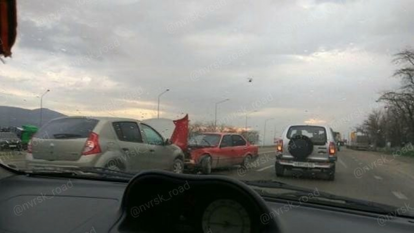 Под Новороссийском произошло лобовое столкновение