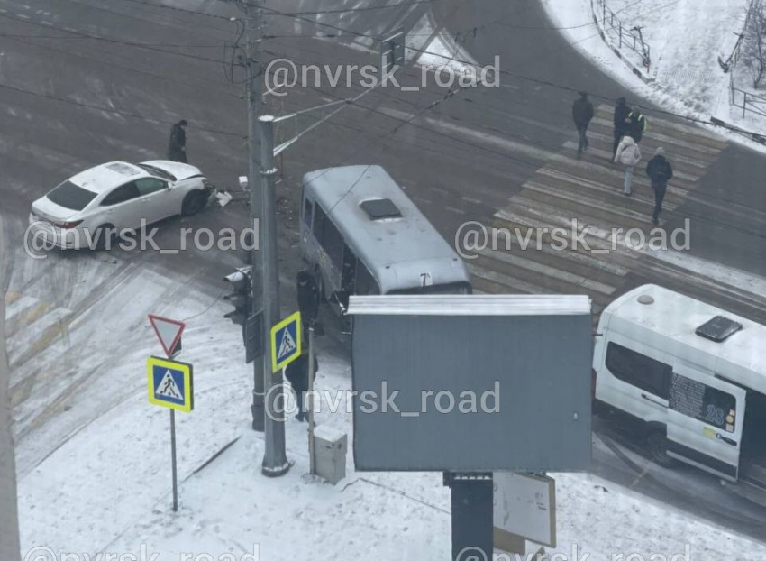 «Круто меня заносит!»: из-за снега на дорогах в Новороссийске отмечают «день жестянщика»