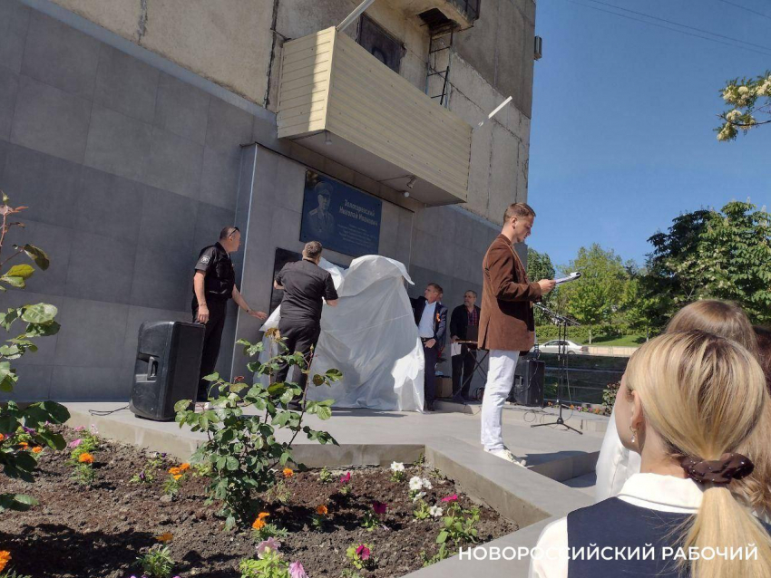 «Отчитались и забыли!» - памятная доска известной личности Новороссийска поросла травой и ушла во тьму