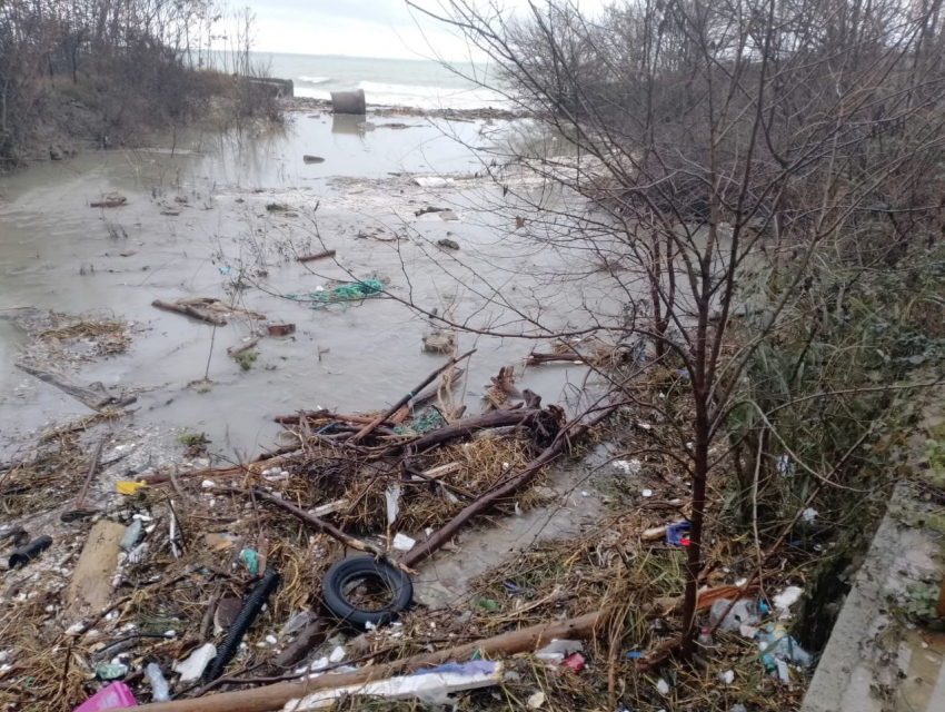Спасатели Новороссийска продолжают справляться с последствиями “шторма века”