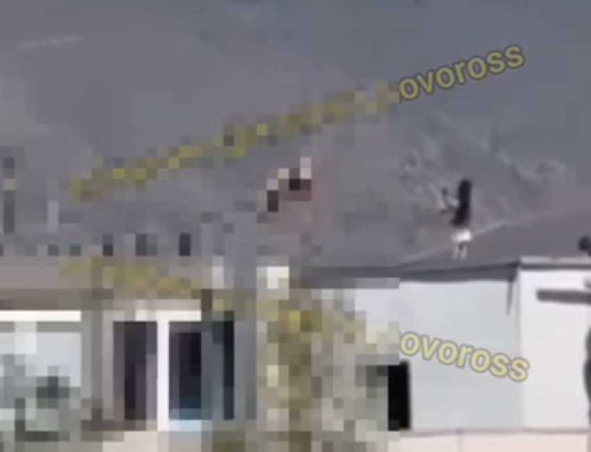 18+ Стриптиз на крыше дома устроила девушка в Новороссийске