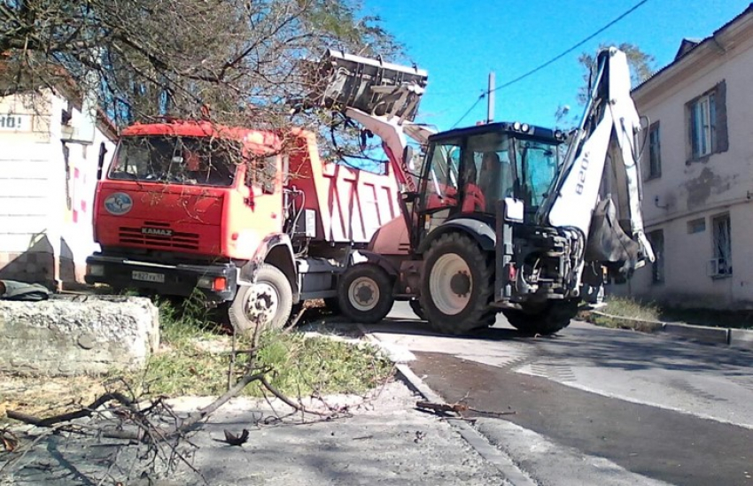 Последствия ураганного ветра до сих пор устраняют в Новороссийске