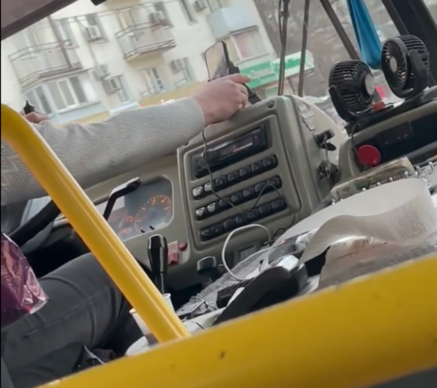 На маршруте все те же: водитель «тридцатки» сидит в телефоне во время рейса