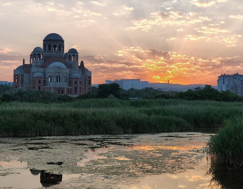 Погода в Новороссийске: малооблачно, но всё ещё жарко 