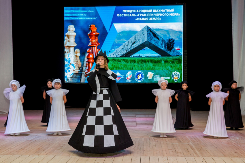 Сотни участников Международного фестиваля меряются силой интеллекта в шахматных поединках