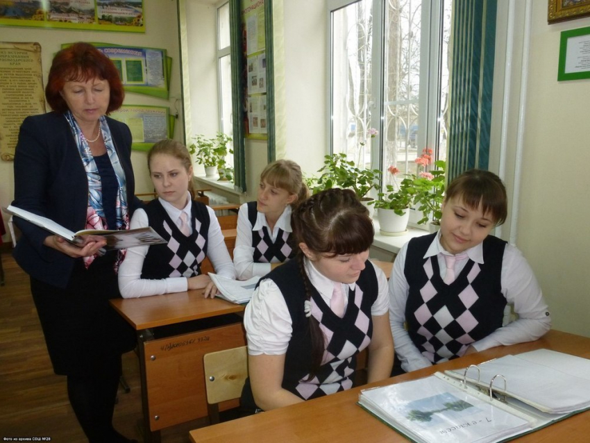 В Новороссийске родителей в школе №28 заставляют покупать дорогую школьную форму