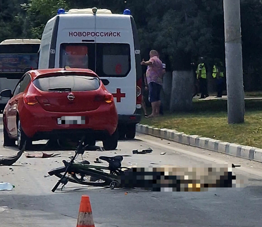 Рядом с велосипедом накрытое тело: подробности смертельной аварии в Новороссийске
