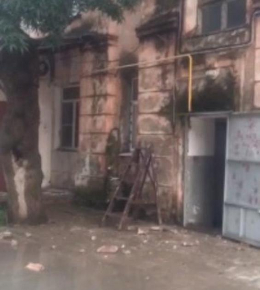 Ребенок успел забежать домой до того, как рухнула крыша подъезда  в Новороссийске