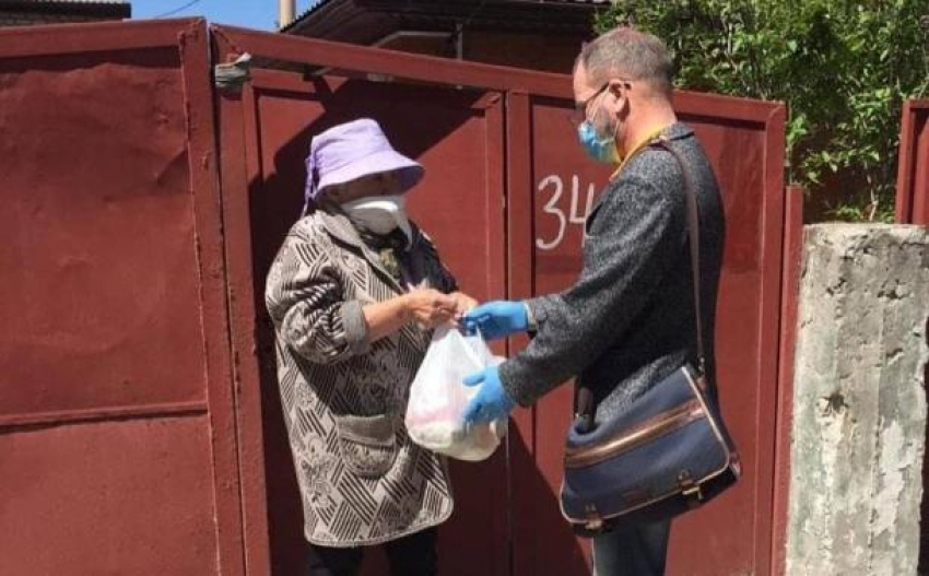 Новороссийские волонтеры не бросают пожилых людей в беде 