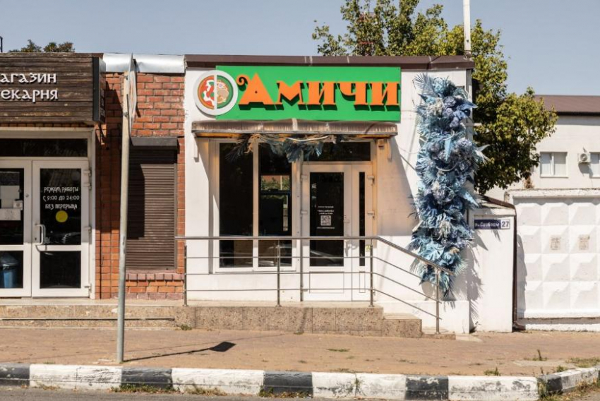 Новороссийскому медколледжу можно позавидовать – у них через забор настоящая Азия