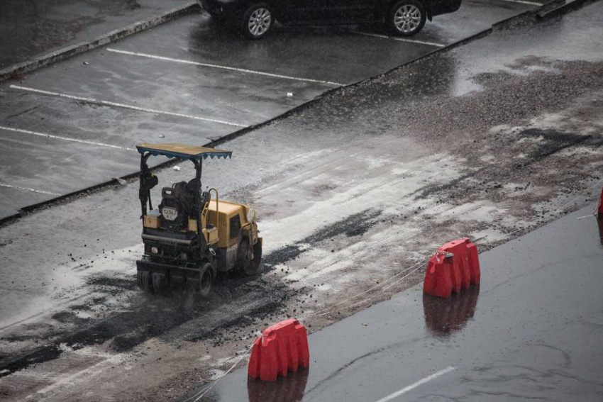 "По дождику самое оно - асфальт класть": новороссийцы о ремонте дорог 