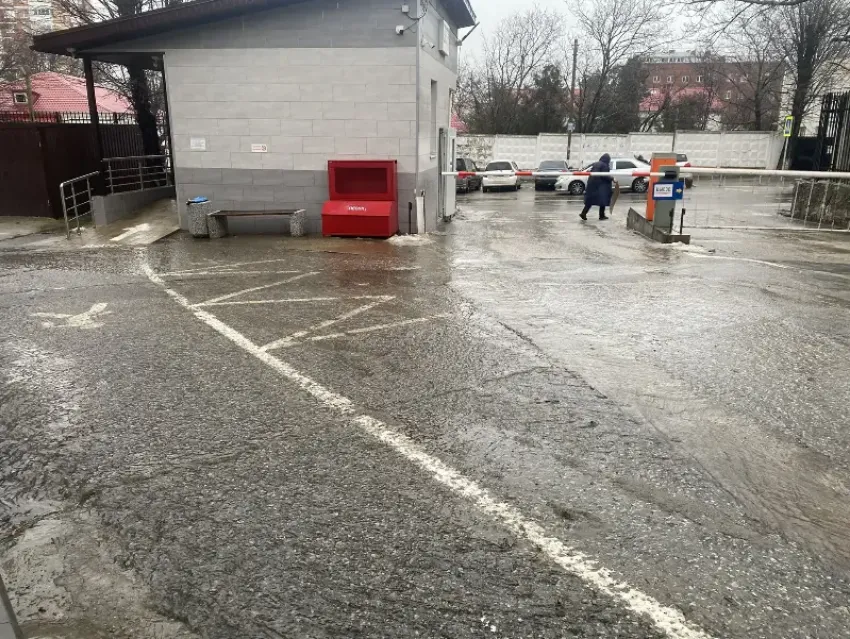 Скользкие улицы, подводные пешеходные дорожки: что еще вызвало недовольство новороссийцев