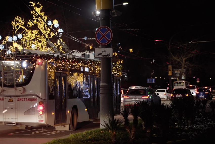 Праздник к нам приезжает: в Новороссийске появился новогодний троллейбус