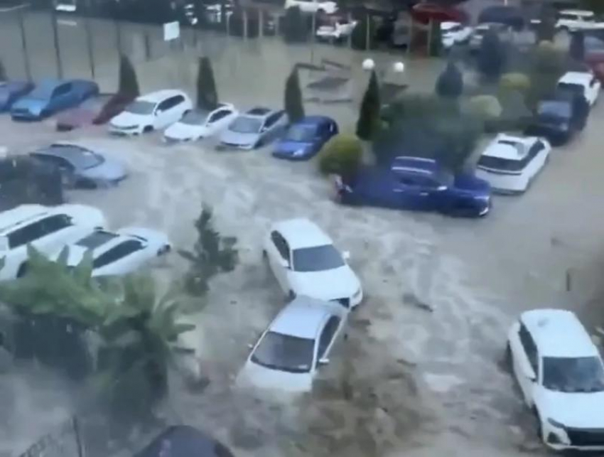 Вместо дворов - водопады: мощный ночной ливень затопил Сочи
