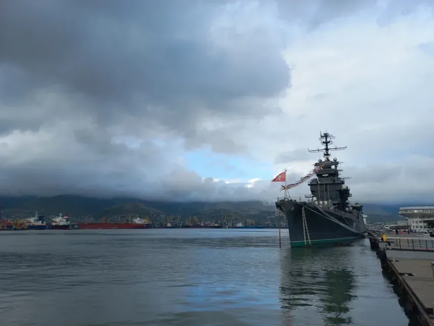 Атака БПЛА в Новороссийске: пострадали люди, ЖК и зерновой терминал