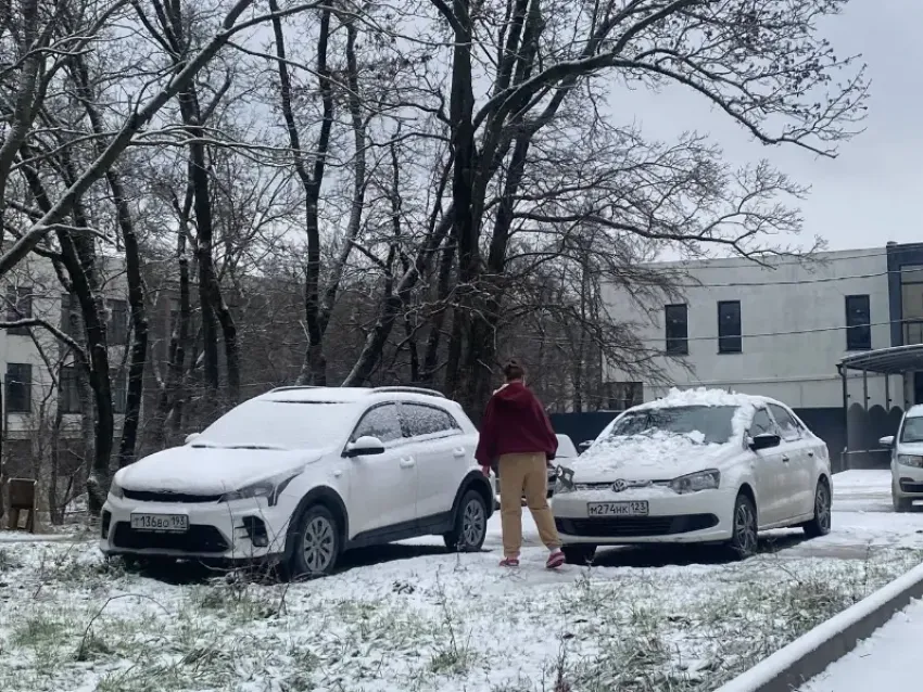 «Дети ждали автобус 3 часа»: новороссийцы жалуются на состояние города в снежную погоду
