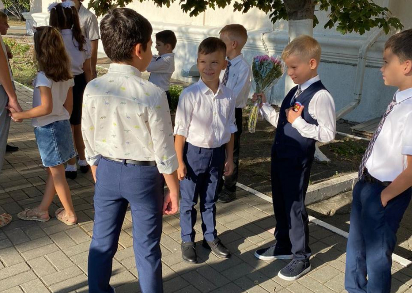 "Линейки» строгого режима: родители учеников о 1 сентября в Новороссийске