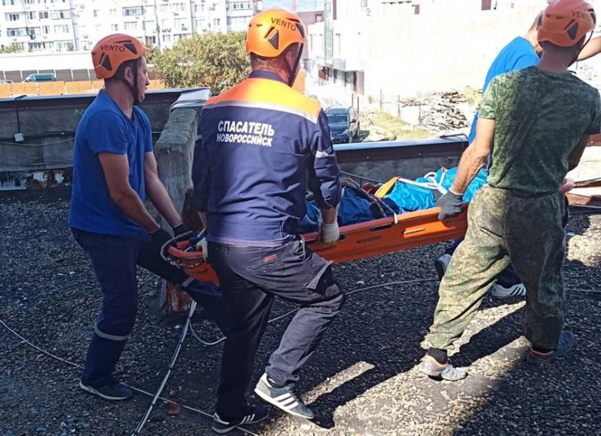 В Новороссийске на крышу МКД упал промышленный альпинист
