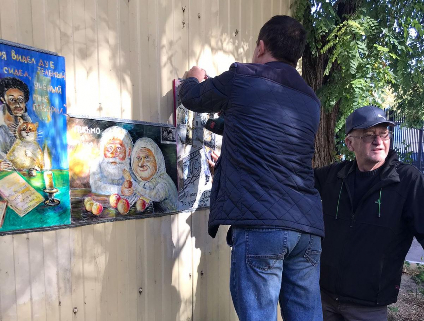 Рисунки пенсионеров радуют глаз и дарят настроение во дворах Новороссийска