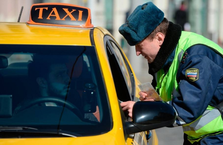 Таксист украл телефон у пассажира в Новороссийске 