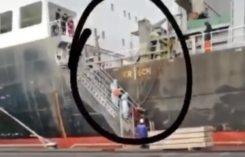 Медики сняли китайца с парохода в порту Новороссийска