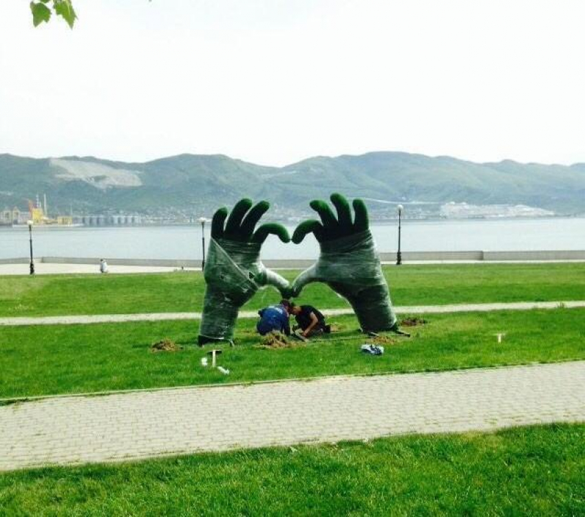Большие и зеленые руки появились на набережной Новороссийска 