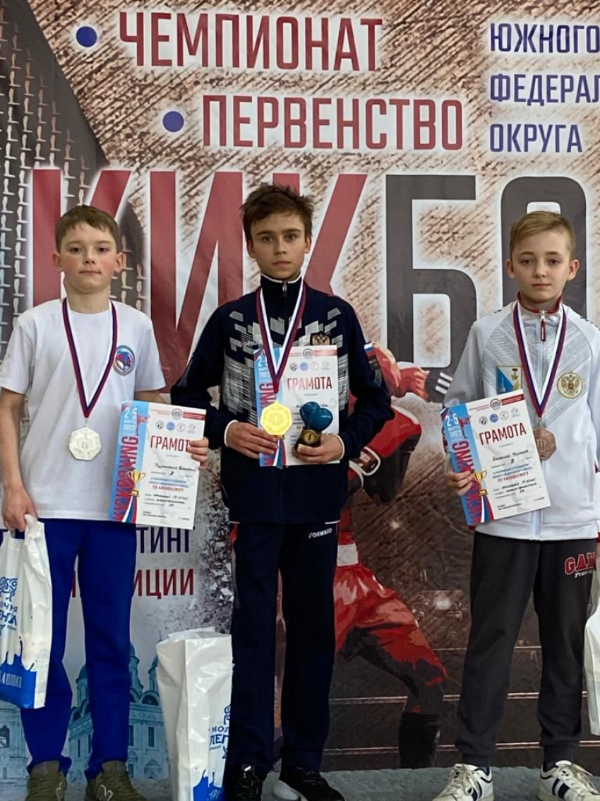 Новороссийские спортсмены-кикбоксеры привезли медали из Астрахани