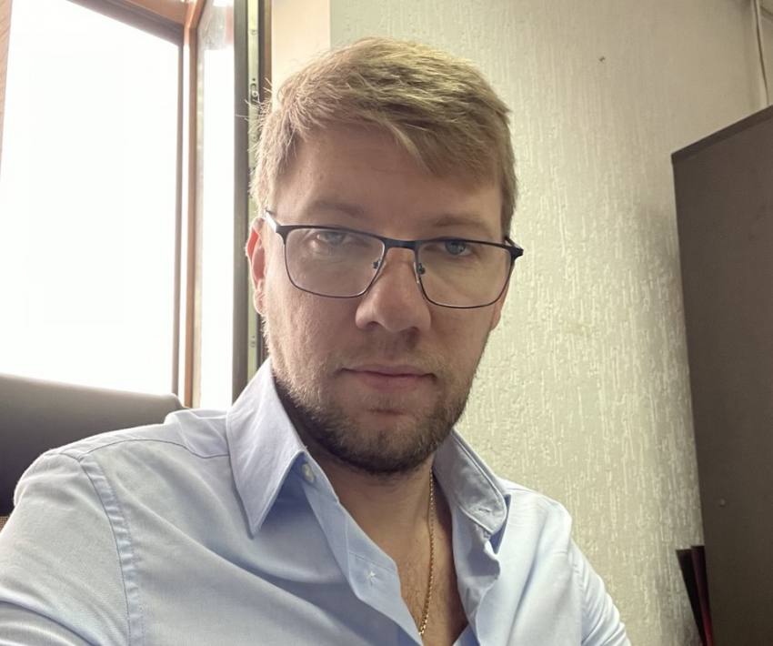 Руководитель строительной компании «НД-Строй» Никита Бесклубный поздравляет женщин с 8 Марта