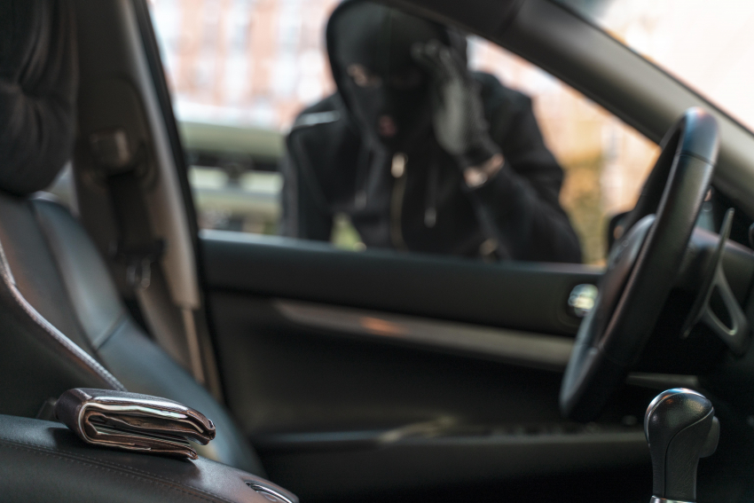 В Новороссийске вор выдавил окно авто и украл деньги